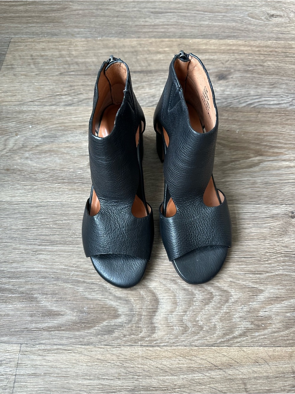 Kenneth Cole Black Leather Cutout Sandals Women’s Size 5.5 Low Heel Comfort Chic - Picture 3 of 9